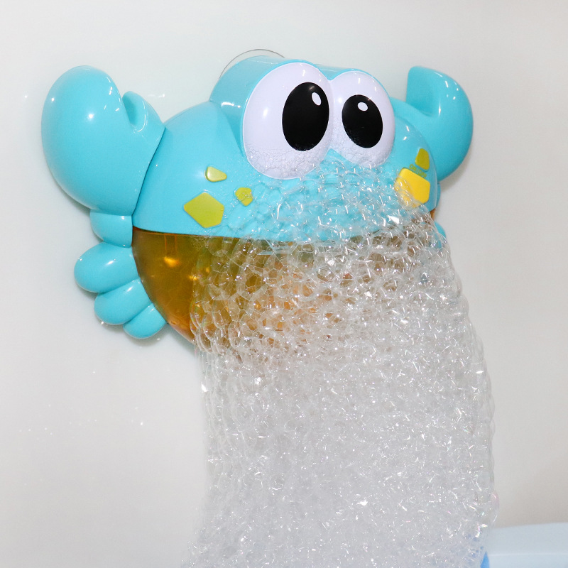 Bublinkový krab vyrába bublinky penu vo vani modrý